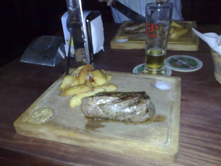 Che Cafe, Abidjan: Steak mit Machete